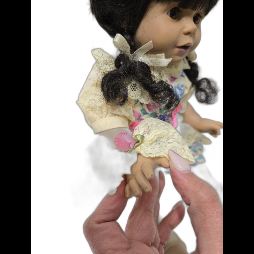 Vintage Collector's baby doll in floral outfit, brown hair - Picture 3 of 7